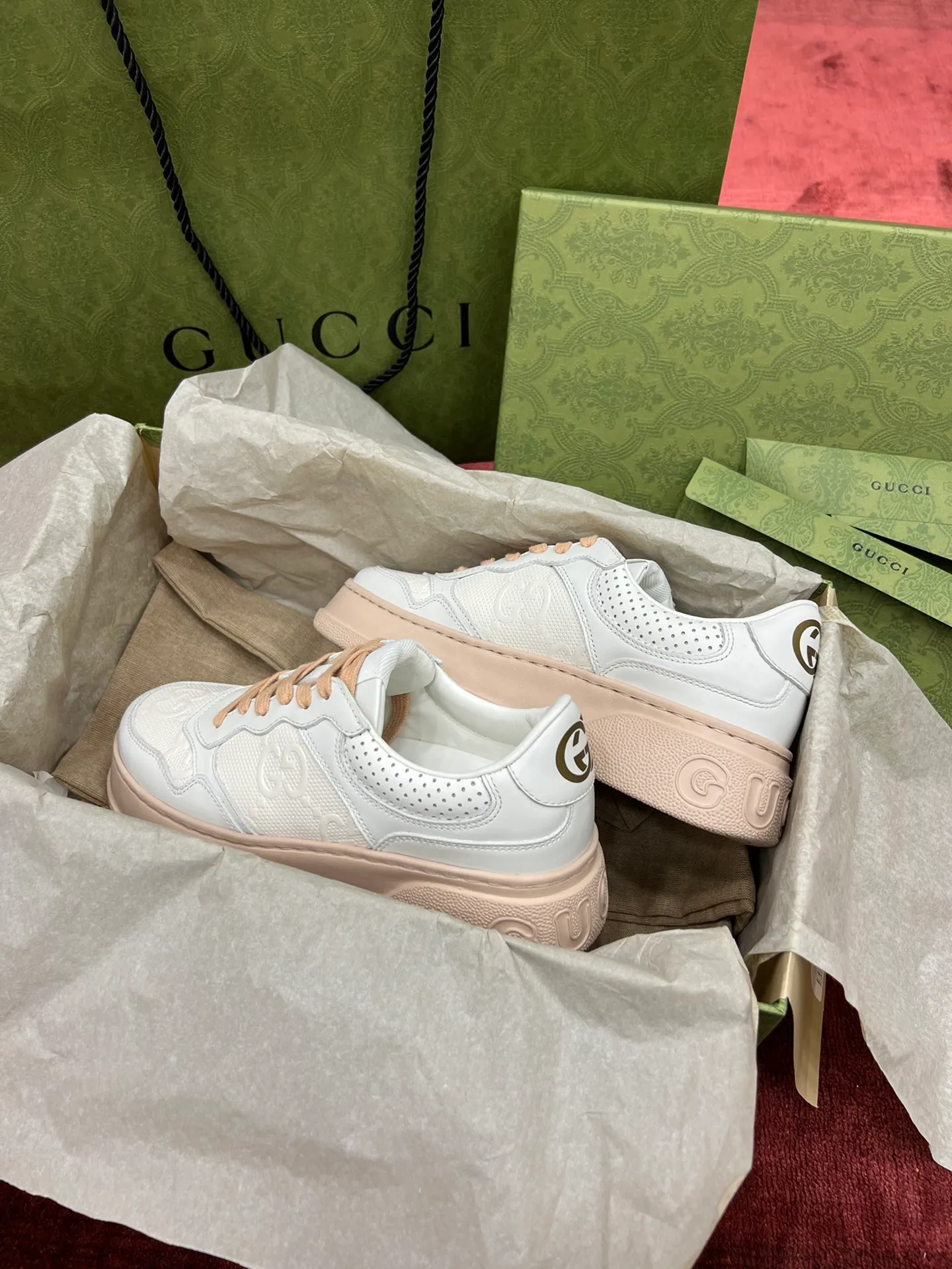 👟👟Ex-factory price 480👟👟 Gucc*i~~New upgraded version, original original color @GG couple's thick-soled shoes...biscuit shoes...white shoes...sneakers...flat shoes...catwalk style: celebrities, Internet celebrities, Xiaohongshu, etc. will definitely plant grass and call❤ Original customized cowhide fabric (classic old floral fabric, perforation, embossing process), the original bottom has a big logo, and there is a GG on the heel Logo, 5cm thick sole, classic Gucci webbing... Women's size 35-40, men's size 39-44